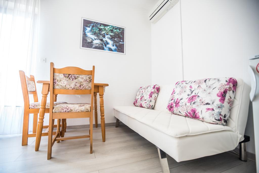 Apartments And Rooms Mare-Monti Starigrad Exterior photo