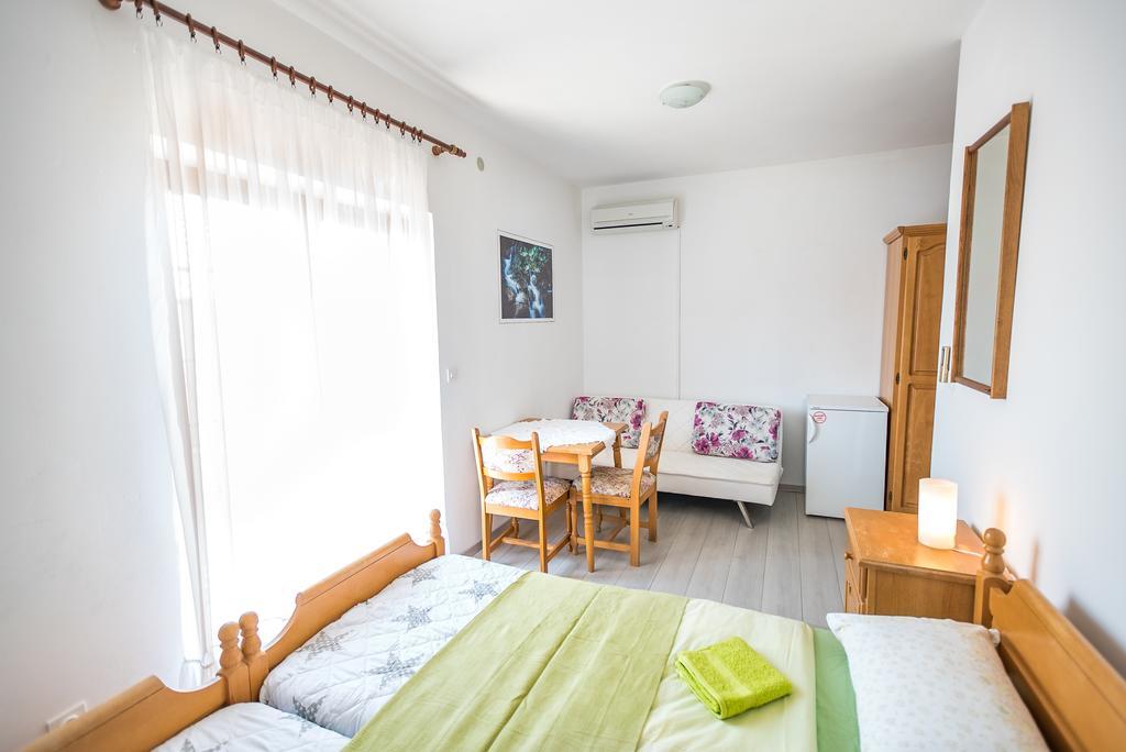 Apartments And Rooms Mare-Monti Starigrad Exterior photo