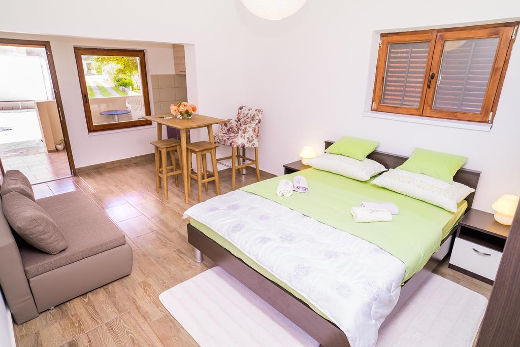 Apartments And Rooms Mare-Monti Starigrad Exterior photo